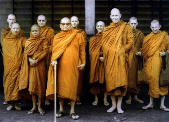 Ajahn Chah con su comunidad (1980)