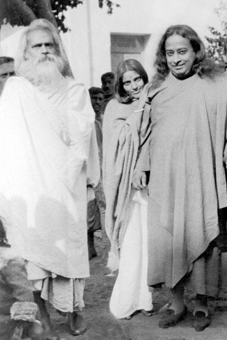 Anandamayi Ma entre Bholanath y Yogananda