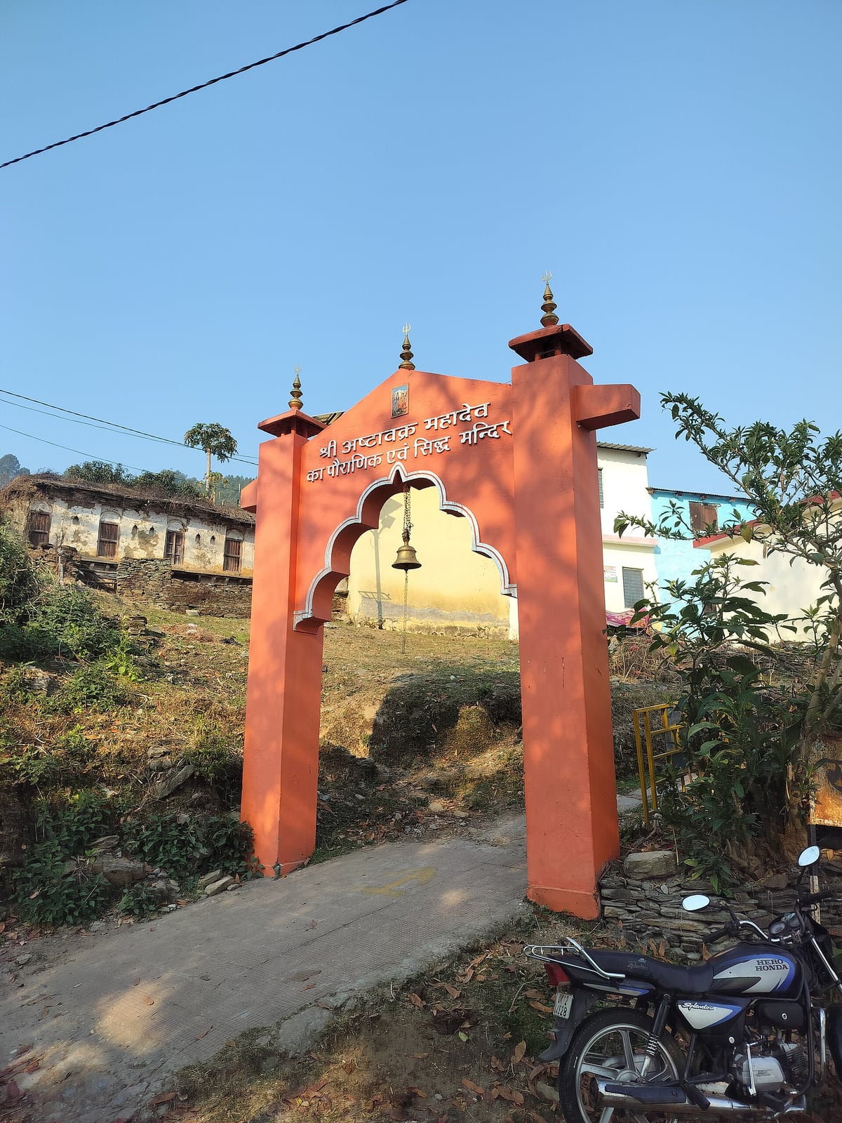 Puerta del templo de Aṣṭāvakra en Khola (Garhwal)