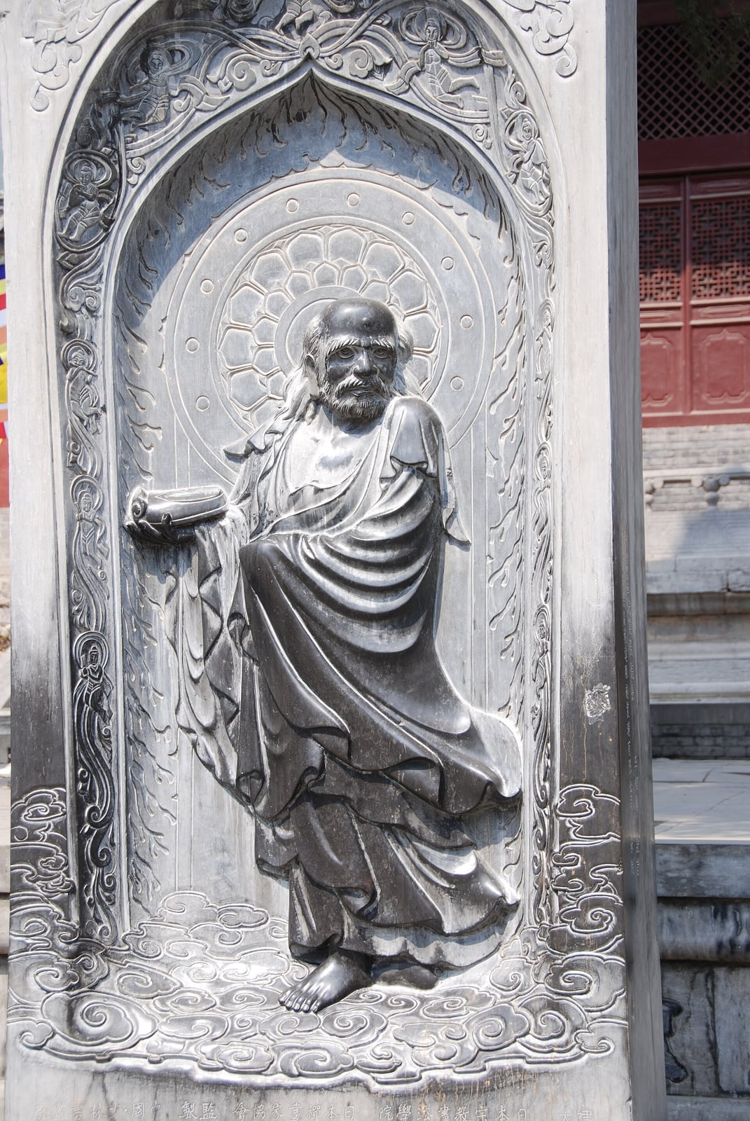Monumento a Bodhidharma en el monasterio de Shaolin (Songshan)