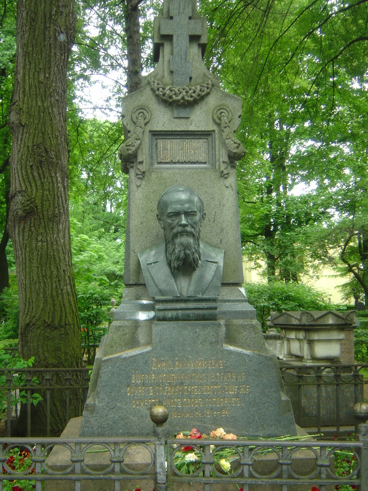 Tumba de Dostoievski en el cementerio de Tijvin