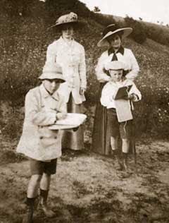Helena Roerich con sus hijos George y Sviatoslav