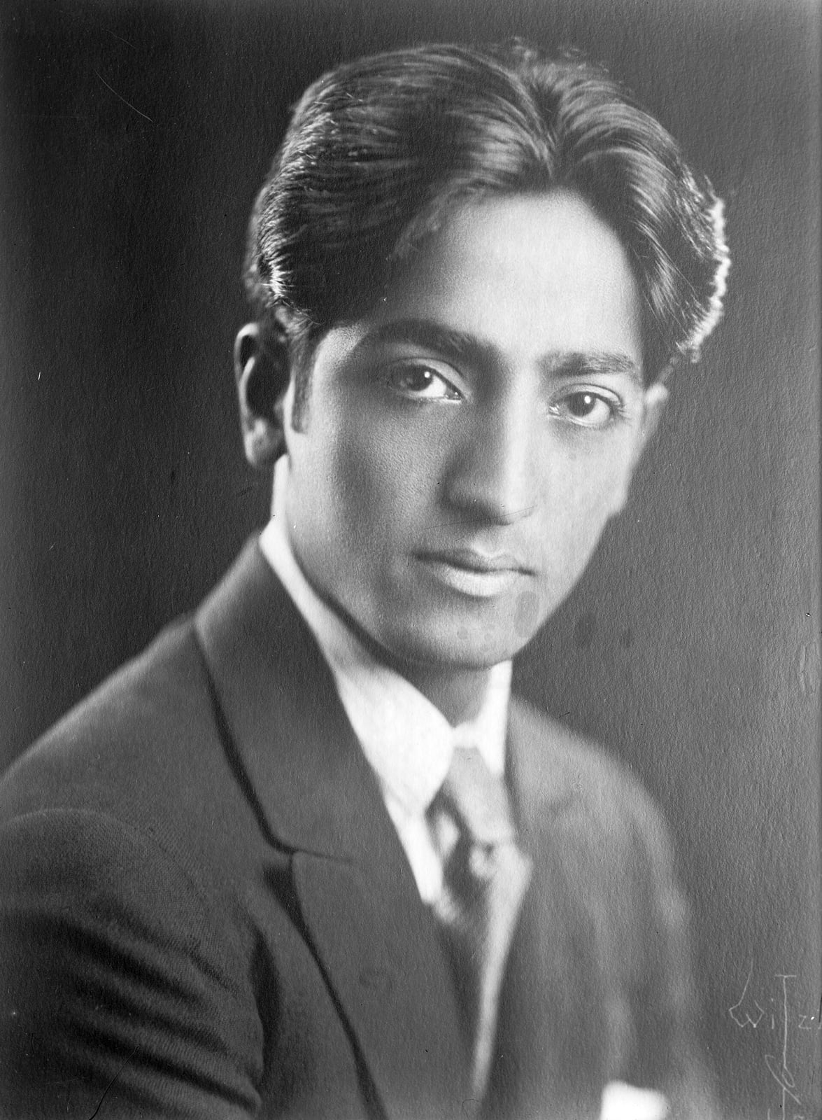 Retrato de Jiddu Krishnamurti (Bain News Service, años veinte)