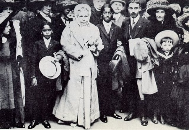 Annie Besant llega a Londres con Krishnamurti y Nityananda (mayo de 1911)