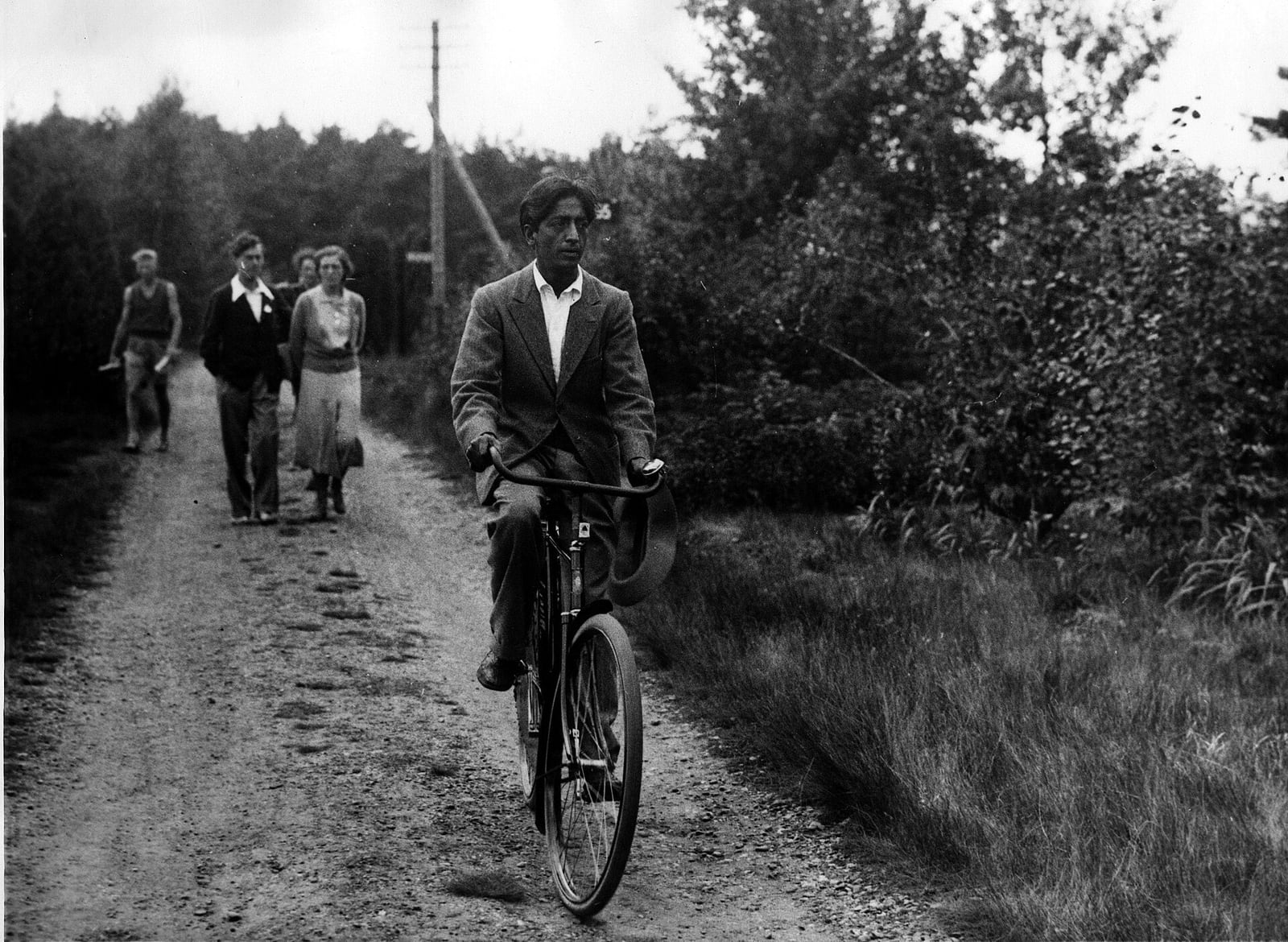 Krishnamurti en bicicleta en Ommen (1929)