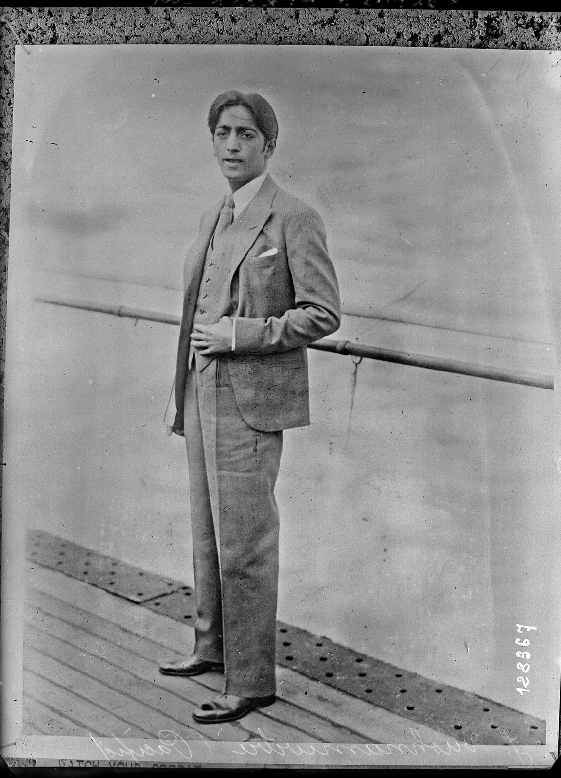 Retrato de Krishnamurti (agencia Pacific and Atlantic, 1928)