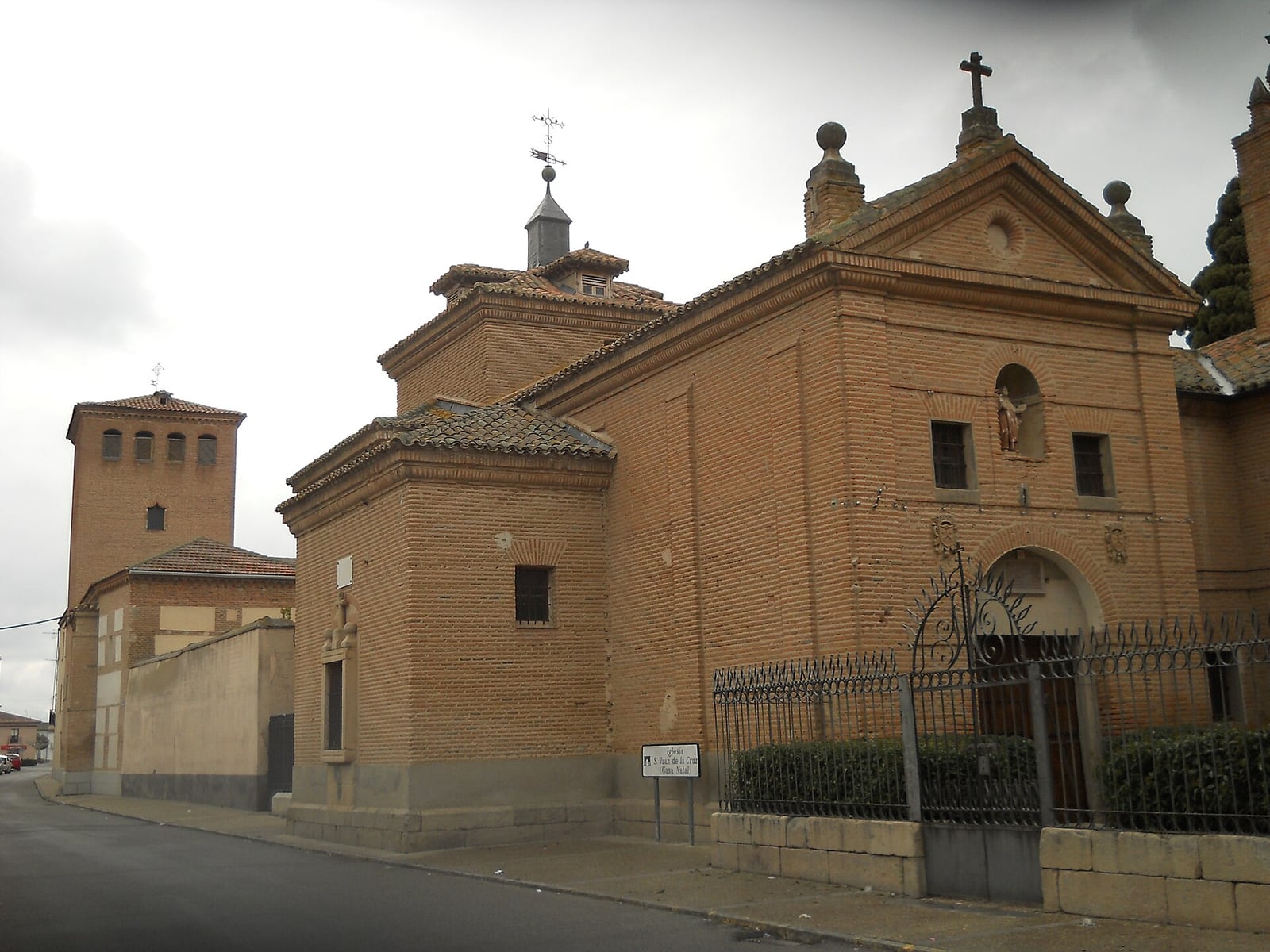 Iglesia sobre la casa natal en Fontiveros