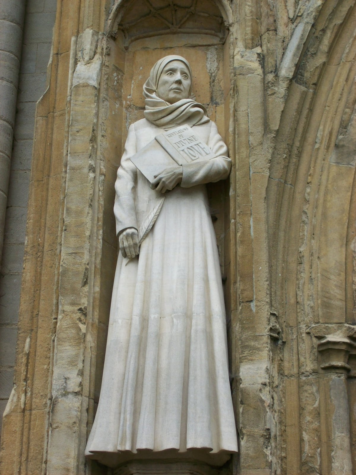 Estatua de Juliana en la fachada oeste de la catedral de Norwich (David Holgate)
