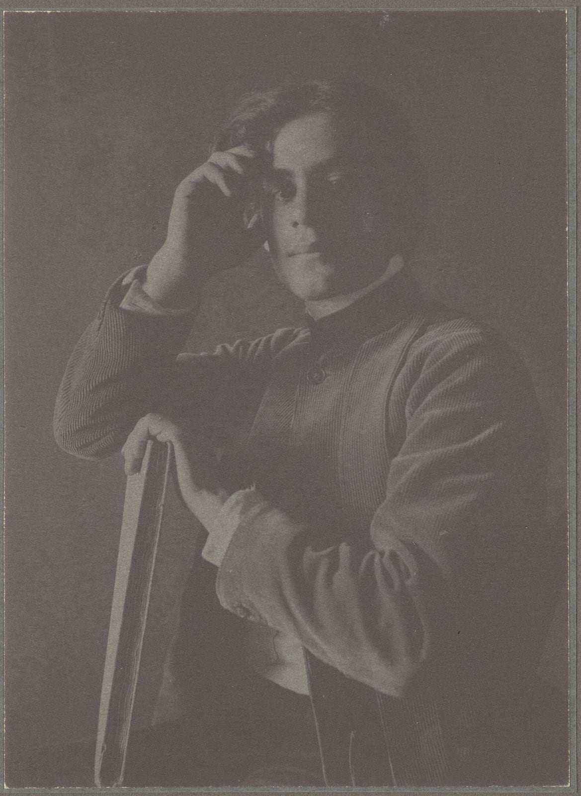 Kahlil Gibran con un libro