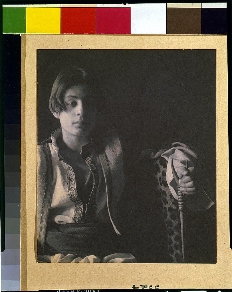 Kahlil Gibran con atuendo oriental