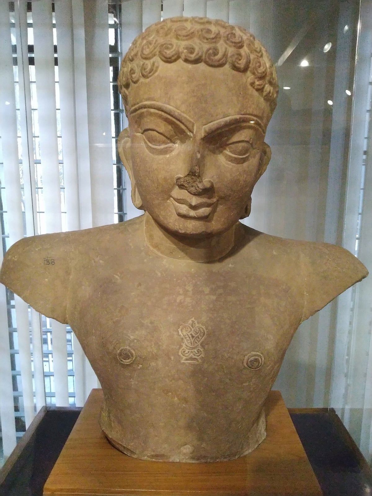 Busto de Mahāvīra, período kuṣāṇa (Museo de Chandigarh)