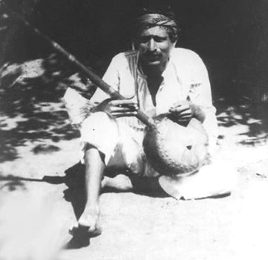 Meher Baba con un banjo, 1922
