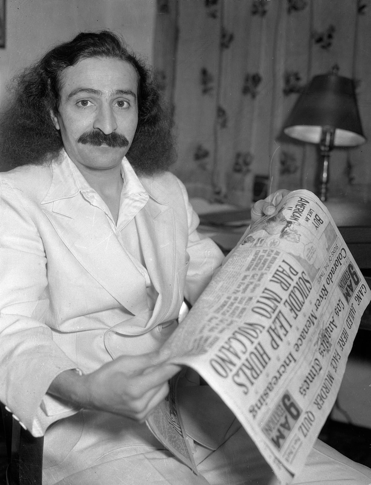 Meher Baba leyendo Los Angeles Times, 1932