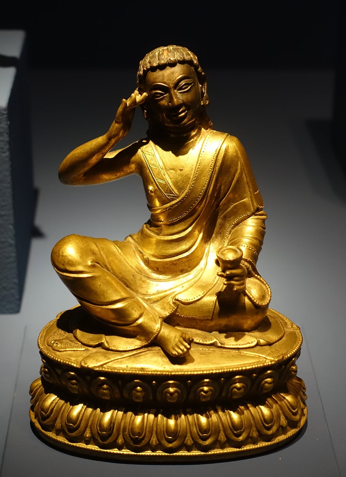Milarepa, bronce dorado al fuego, Tíbet, c. siglo XVIII (Linden-Museum, Stuttgart)