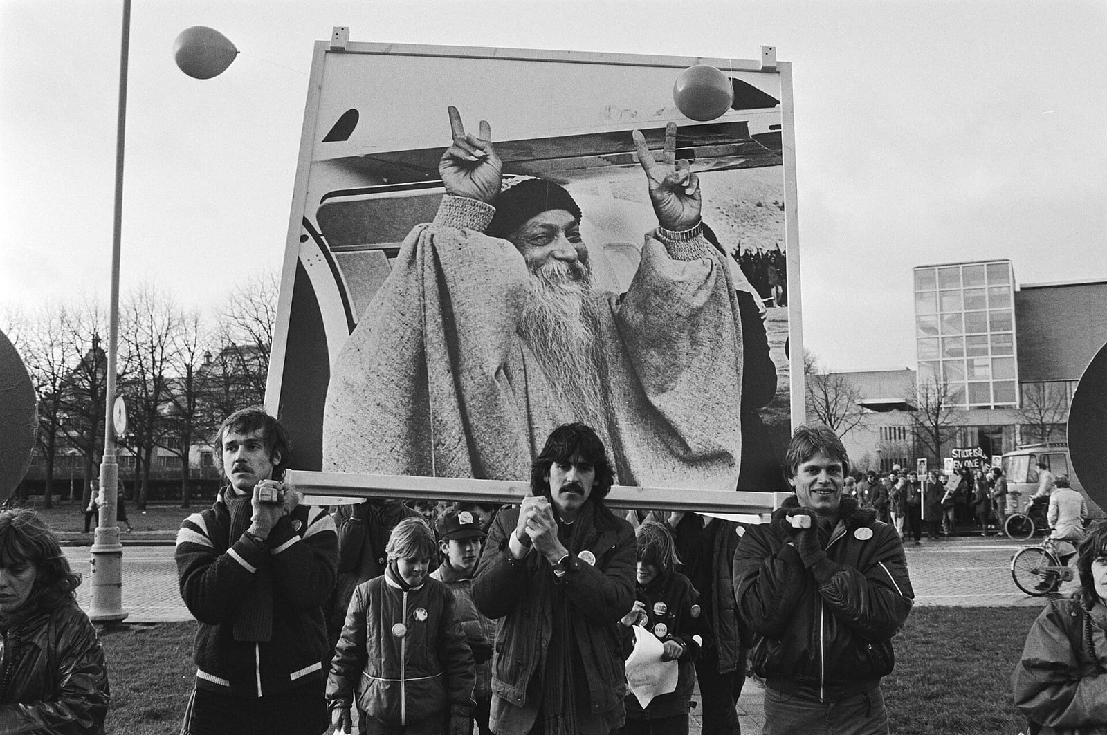 Seguidores con su retrato en Ámsterdam (1983)