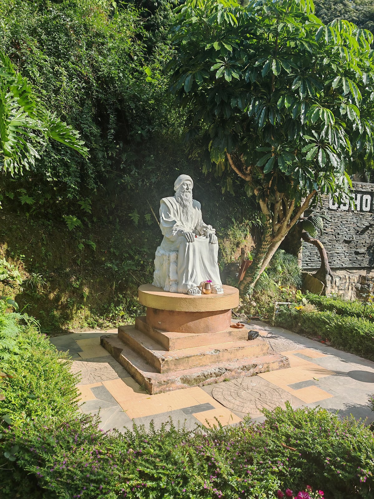 Estatua de Osho en Osho Tapoban (Nepal)