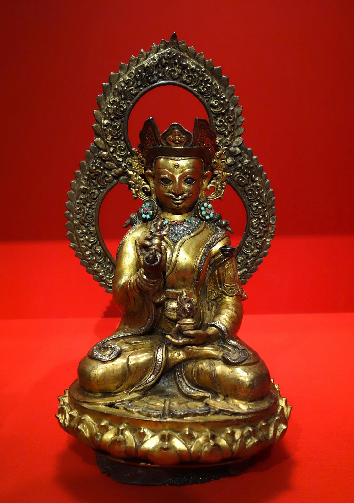 Padmasambhava, bronce dorado con incrustaciones, Tíbet, c. 1500–1600 (Asian Art Museum, San Francisco)