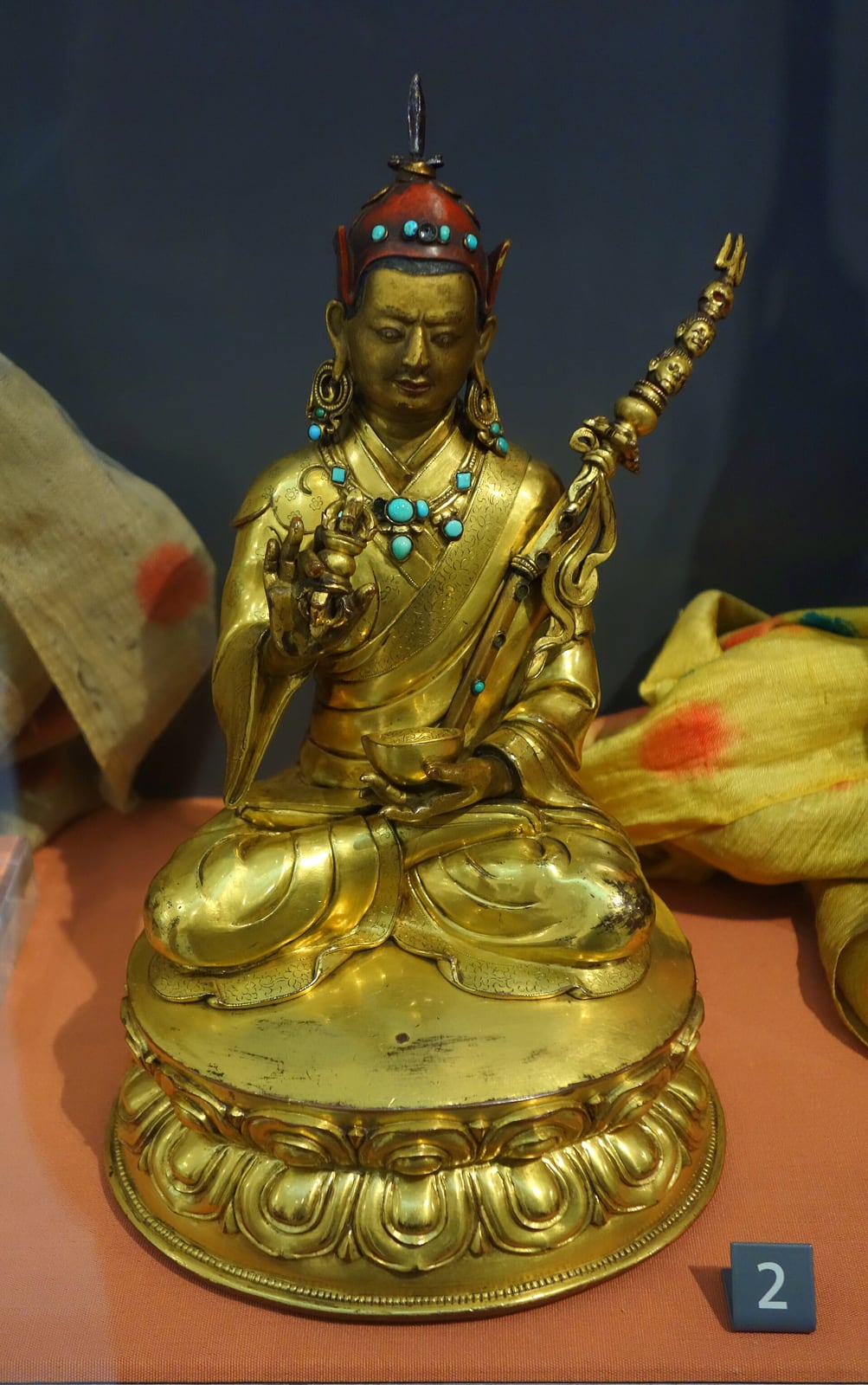 Padmasambhava, cobre dorado y turquesa, Shigatse, siglo XVII (Victoria and Albert Museum)