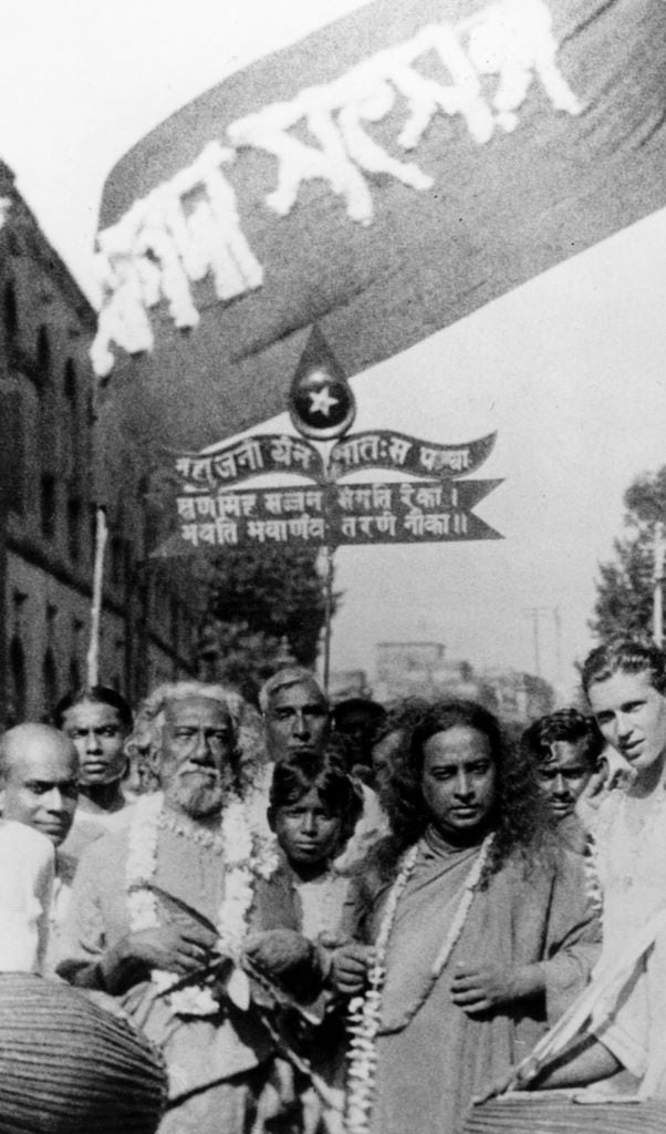 Yogananda y Sri Yukteswar en una procesión, Serampore, 1935