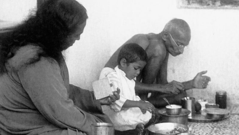 Yogananda y Mahatma Gandhi en Wardha, 1935