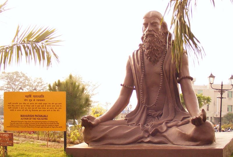 Estatua moderna de Patañjali en Patanjali Yogpeeth (Haridwar)
