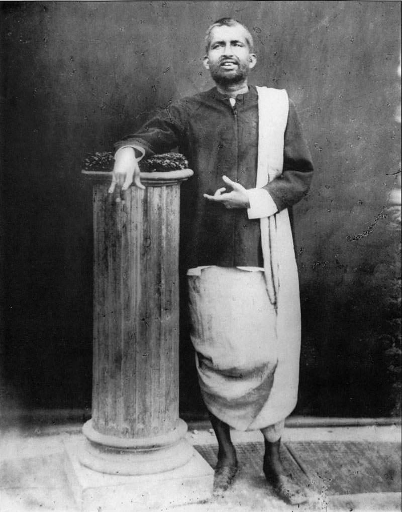 Ramakrishna de pie en el estudio de The Bengal Photographers
