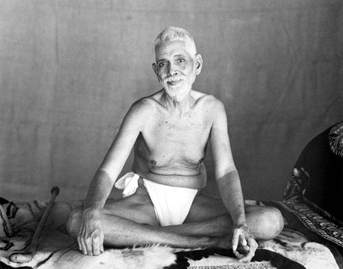 Ramana Maharshi sentado (1948)
