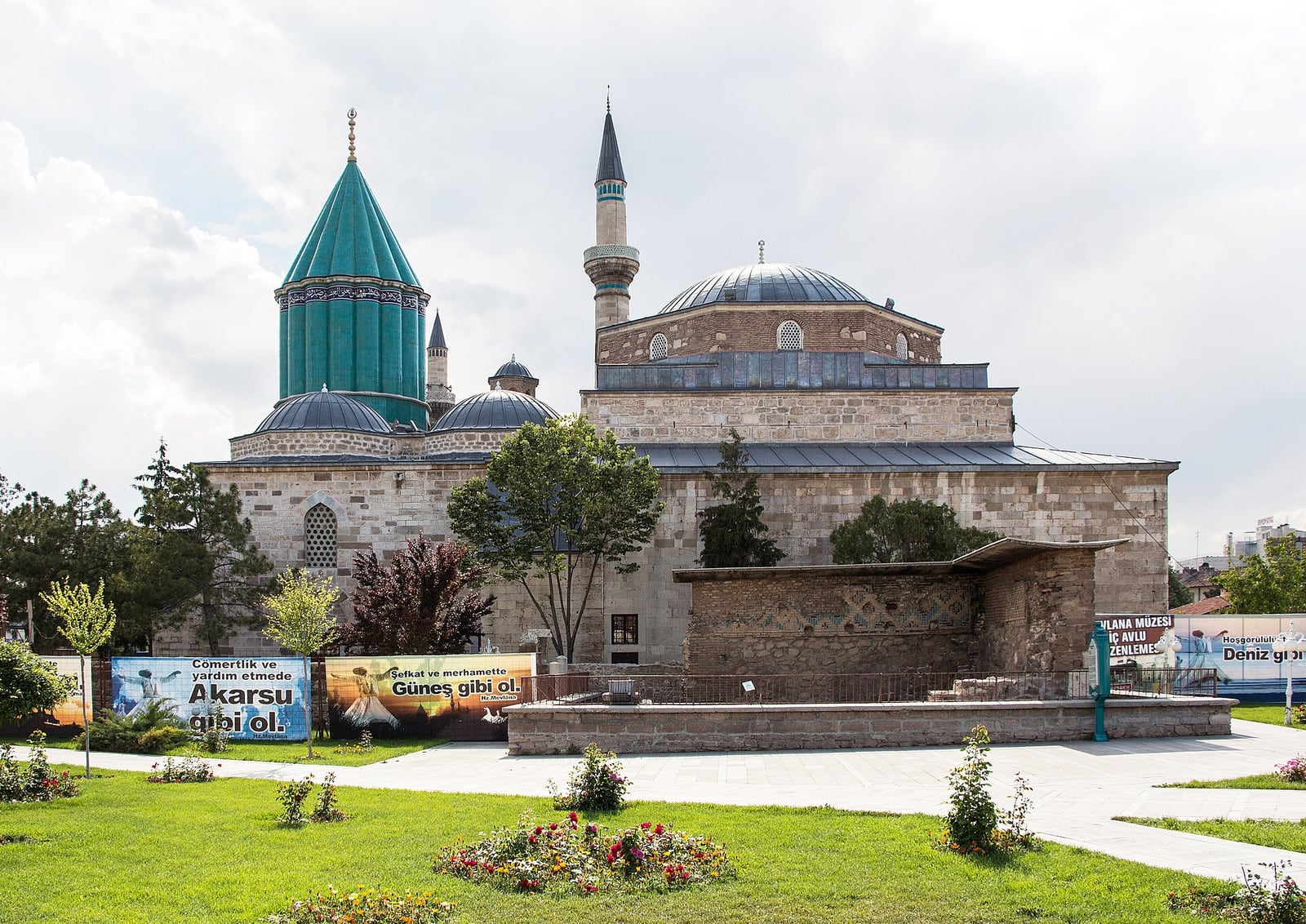 Cúpula verde del Museo Mevlana