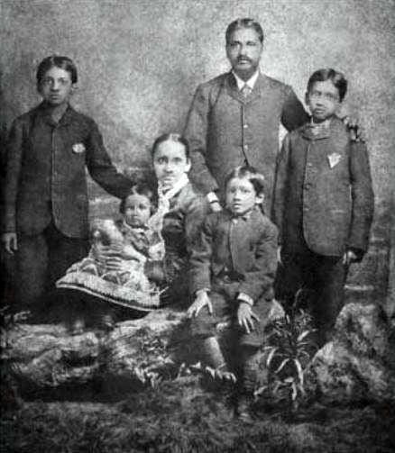 Aurobindo con su familia en Inglaterra