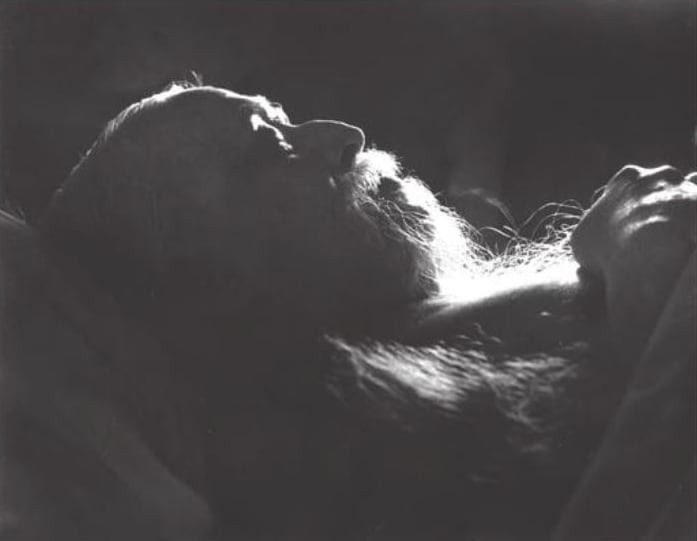 Sri Aurobindo en su lecho de muerte