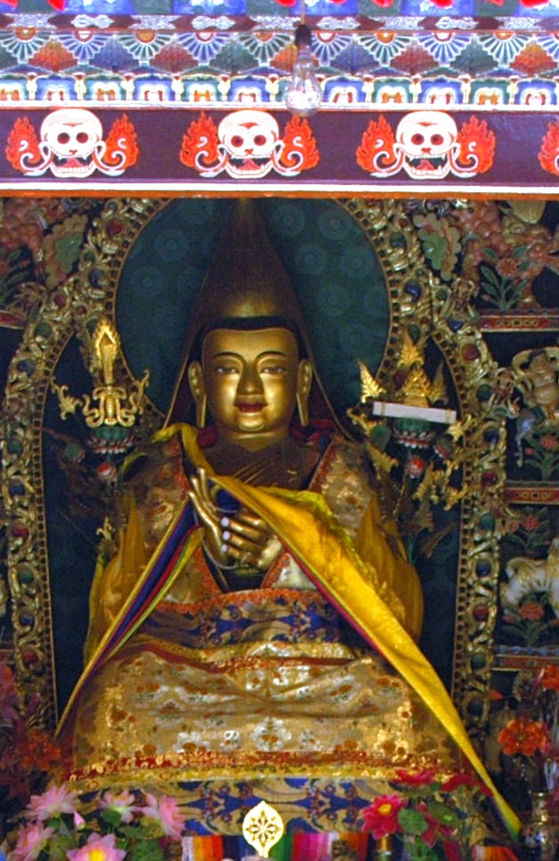 Estatua de Tsongkhapa en el monasterio de Kumbum (Qinghai)