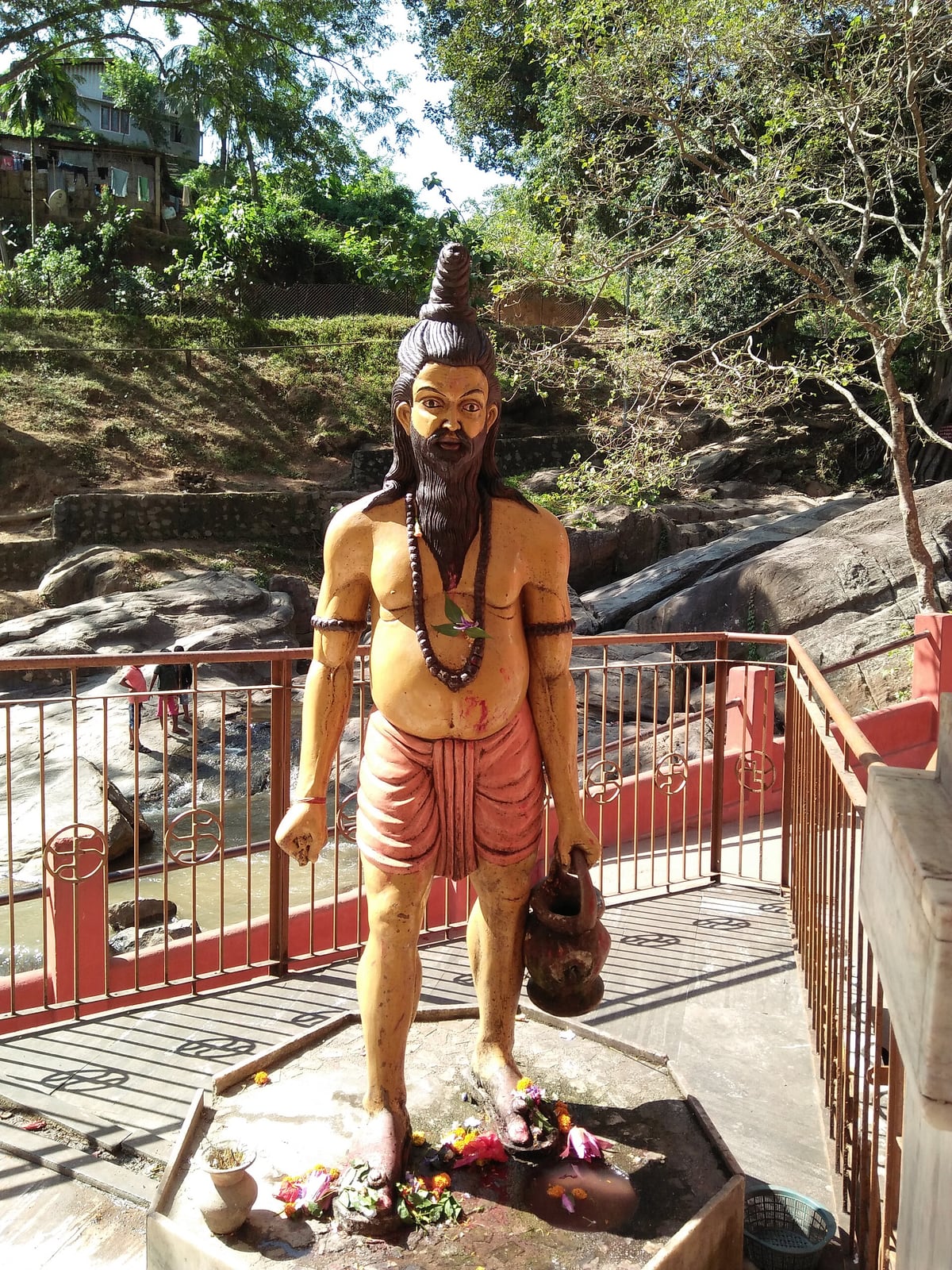 Estatua de Vasiṣṭha en el templo de Basistha (Guwahati)