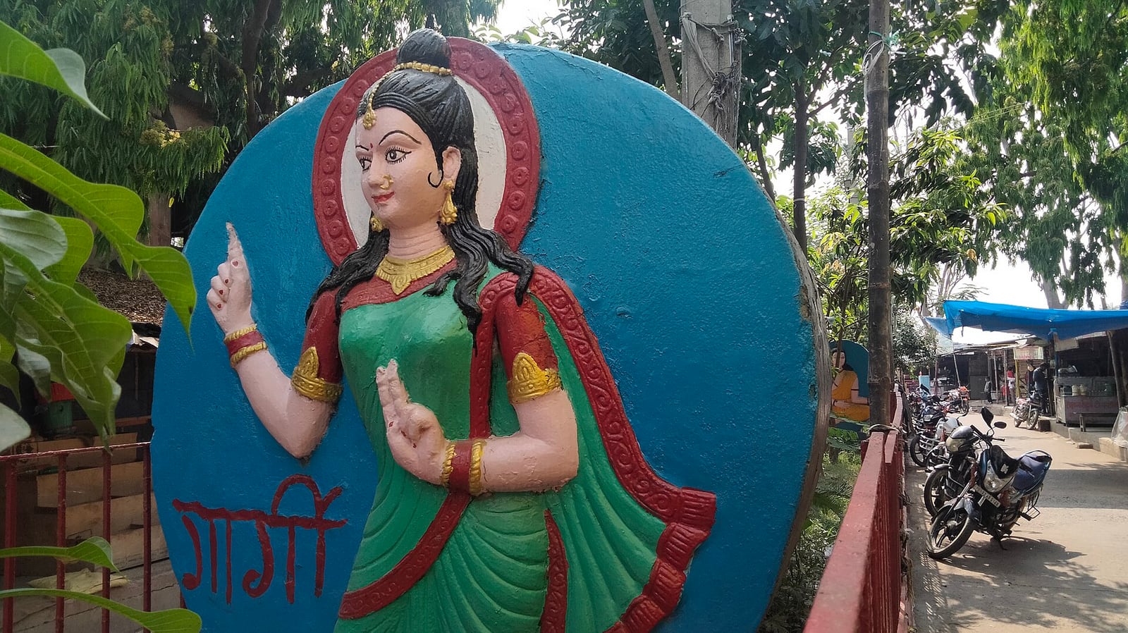 Estatua de Gārgī Vācaknavī en Uchchaith